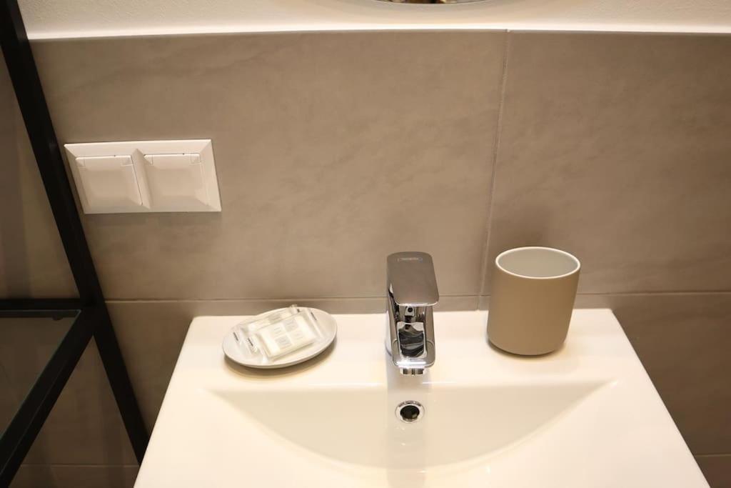 Bloom - Cozy Apartment, 5 Stops To City Center Виена Екстериор снимка