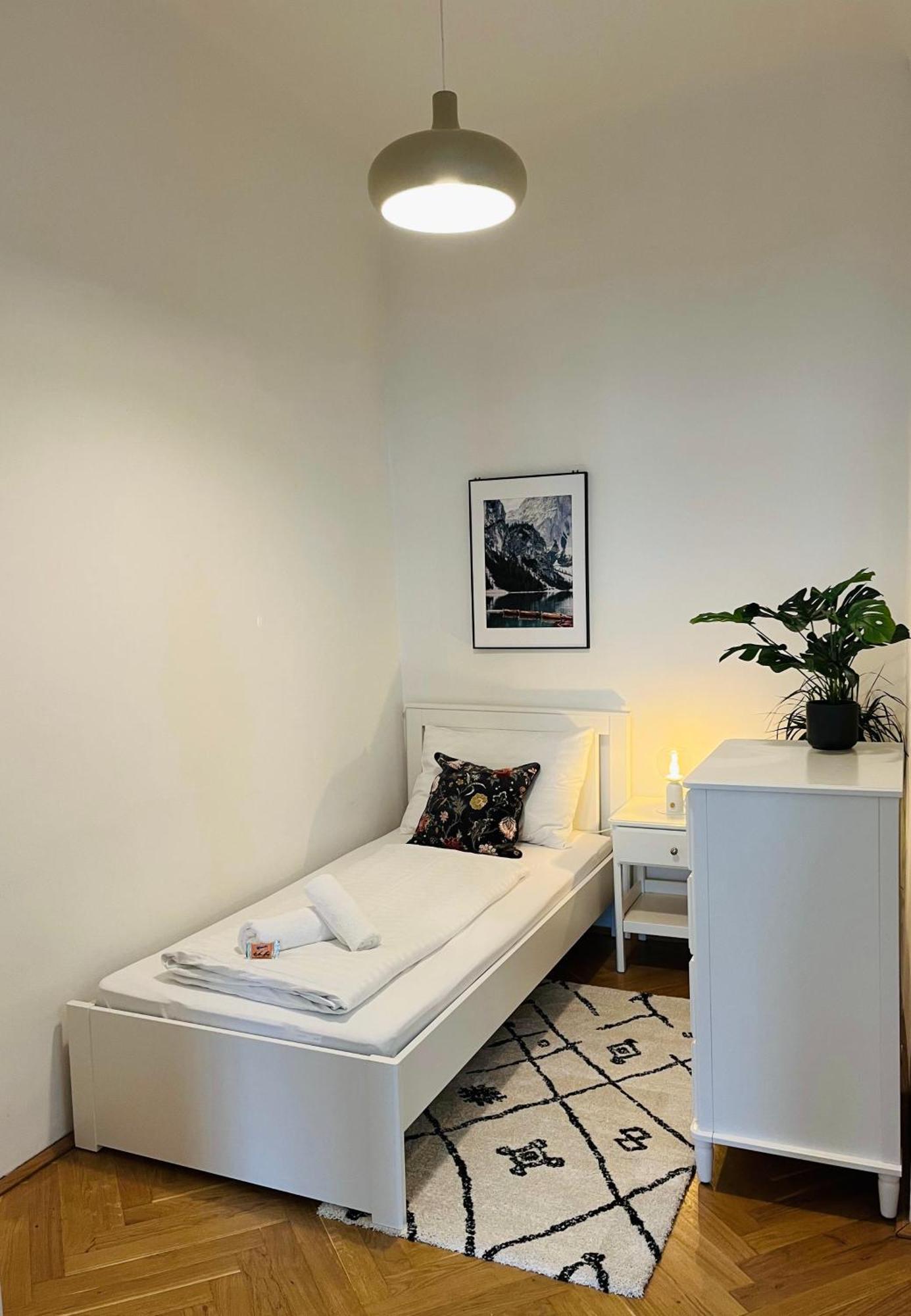 Bloom - Cozy Apartment, 5 Stops To City Center Виена Екстериор снимка